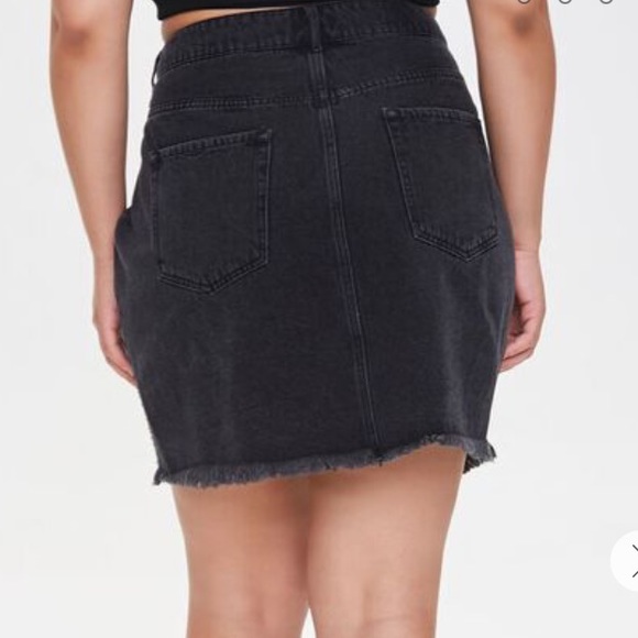Plus Size Frayed Denim Mini Skirt - Picture 3 of 5